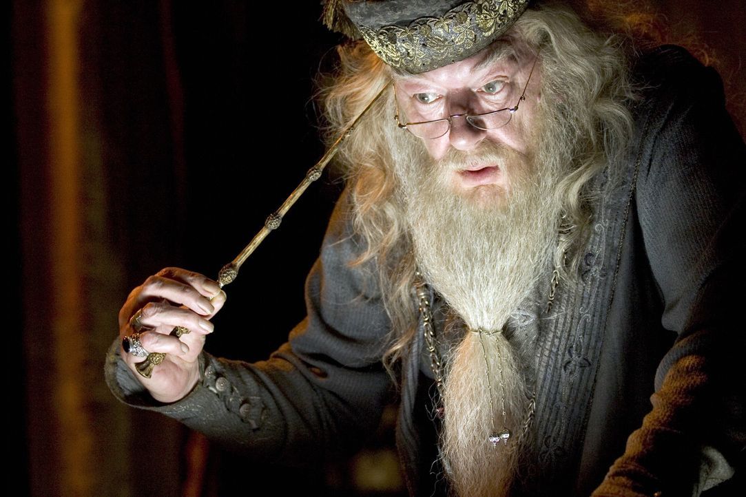 Harry wünscht sich nichts sehnlicher, als in die sicheren Mauern der Hogwarts-Schule für Hexerei und Zauberei zurückzukehren, wo Professor Dumbledor... - Bildquelle: 2005 Warner Bros. Ent. Harry Potter Publishing Rights. J.K.R.
