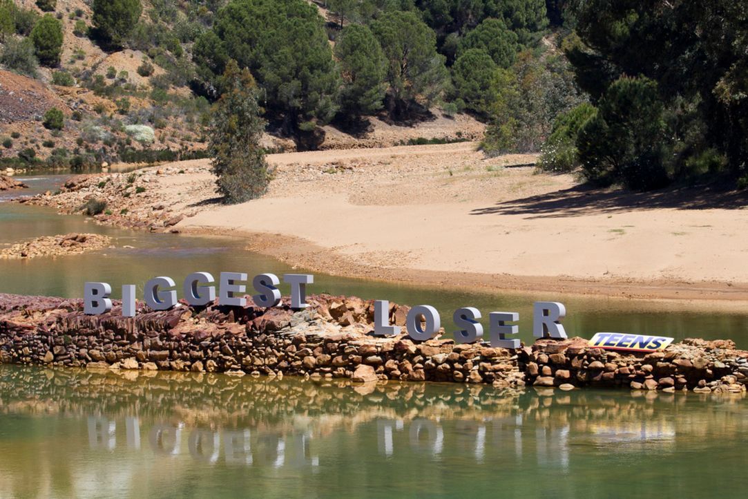 Die nächste Challenge findet an einem Fluss statt. Die Kids müssen gemeinsam ein Floß bauen ... - Bildquelle: Enrique Cano SAT.1
