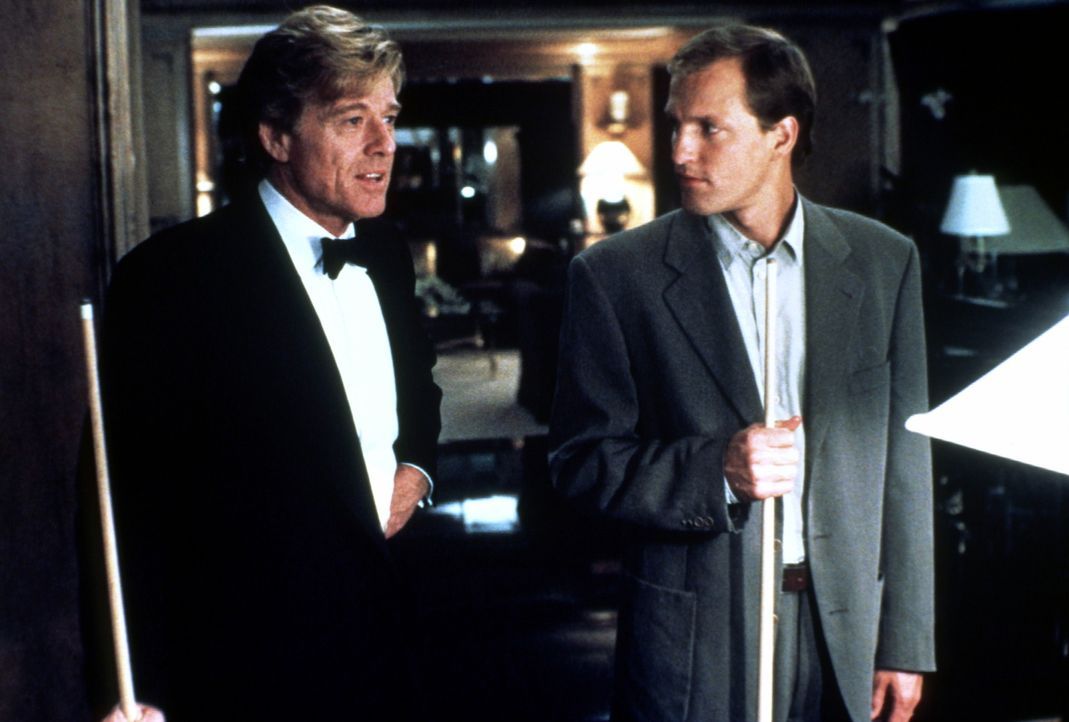 Der Milliardär John Gage (Robert Redford, l.) macht dem arbeitslosen, verschuldeten David (Woody Harrelson, r.) ein Angebot ... - Bildquelle: Paramount Pictures