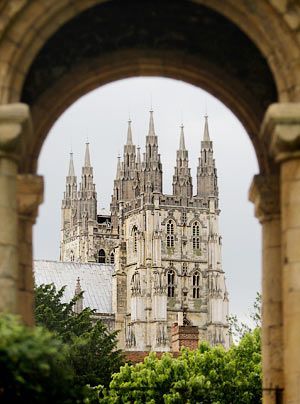 Die Kathedrale von Canterbury ist mit einem der berühmtesten Morde der Geschichte verbunden: Am 29. Dezember 1170 erschlugen vier Ritter des englis... - Bildquelle: AFP