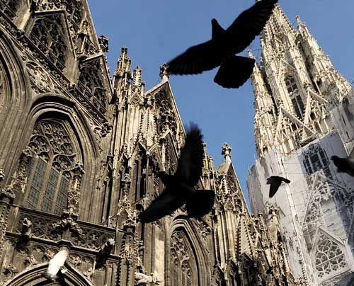 Seit einem halben Jahrtausend prägt der Stephansdom, von den Wienern liebevoll "Steffl" genannt, mit seinem unverwechselbaren Profil die Silhouette... - Bildquelle: AFP