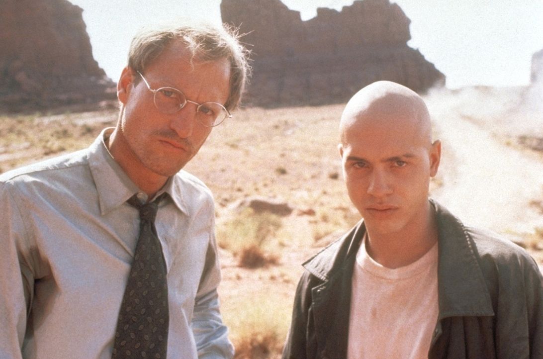 Dr. Michael Reynolds (Woody Harrelson, l.) ist ein karrierefixierter Arzt. Doch als ihn das Navajo-Halbblut Brandon (Jon Seda, r.) entführt, ändert... - Bildquelle: Warner Bros.