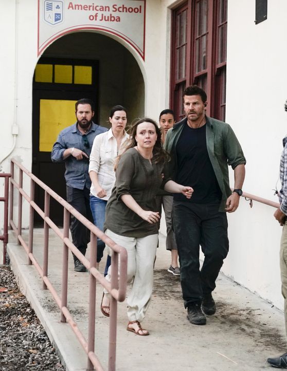 Jason (David Boreanaz, r.), Sonny (A.J. Buckley, l.) und dem SEAL Team bleibt nur wenig Zeit, eine amerikanische Schule im unsicheren Südsudan zu ev... - Bildquelle: Erik Voake Erik Voake/CBS  2017 CBS Broadcasting, Inc. All Rights Reserved
