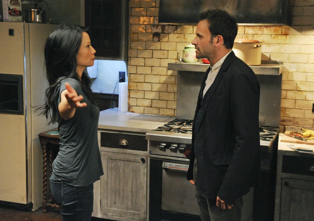 Holmes (Jonny Lee Miller, l.) lässt Watson (Lucy Liu, l.) zu Hause zurück, als er zu einem Fall aufbricht, weil sie mit ihren Nachforschungen in s... - Bildquelle: CBS Television