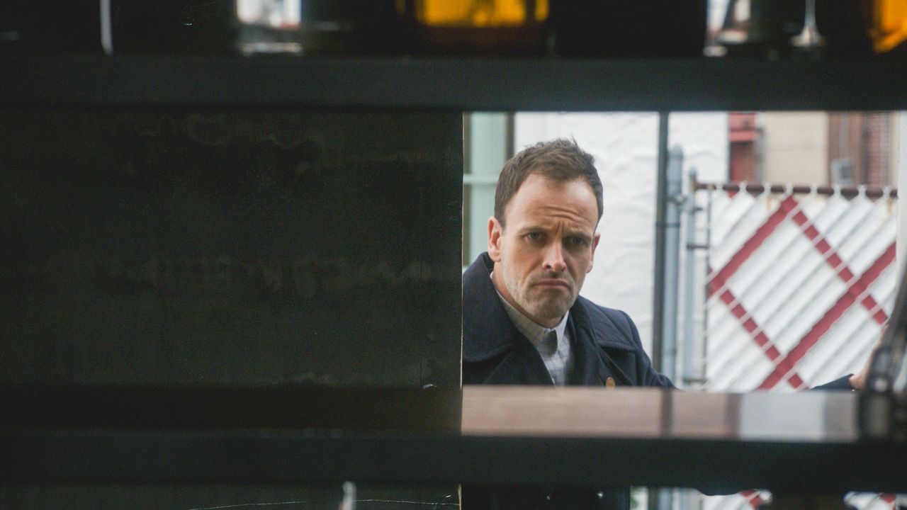 Auf der Suche nach einem Mörder: Sherlock Holmes (Jonny Lee Miller) ... - Bildquelle: 2015 CBS Broadcasting Inc. All Rights Reserved.