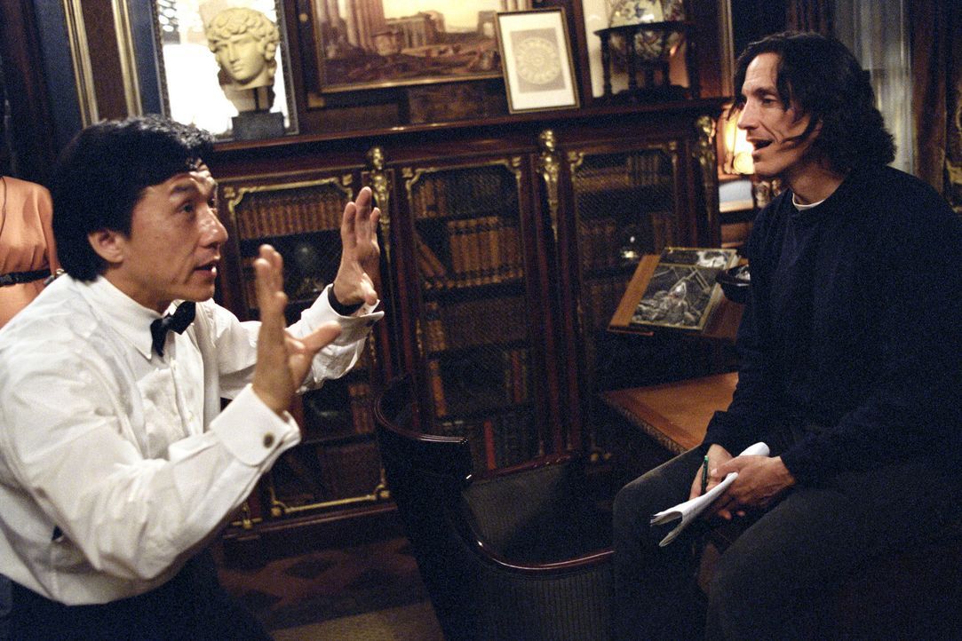 Regisseur Kevin Donovan (r.) und sein Hauptdarsteller Jackie Chan (l.) während einer Drehpause ... - Bildquelle: TM &   2002 DreamWorks LLC. All Rights Reserved