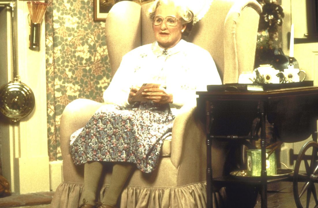 Von der täglichen Hausarbeit erledigt: Mrs. Doubtfire (Robin Williams)! - Bildquelle: 20th Century Fox