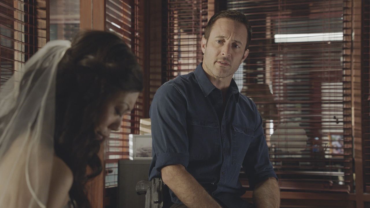 Tamiko Masuda (Brittany Ishibashi, l.); Steve McGarrett (Alex O'Loughlin, r.) - Bildquelle: 2019 CBS Broadcasting, Inc. All Rights Reserved