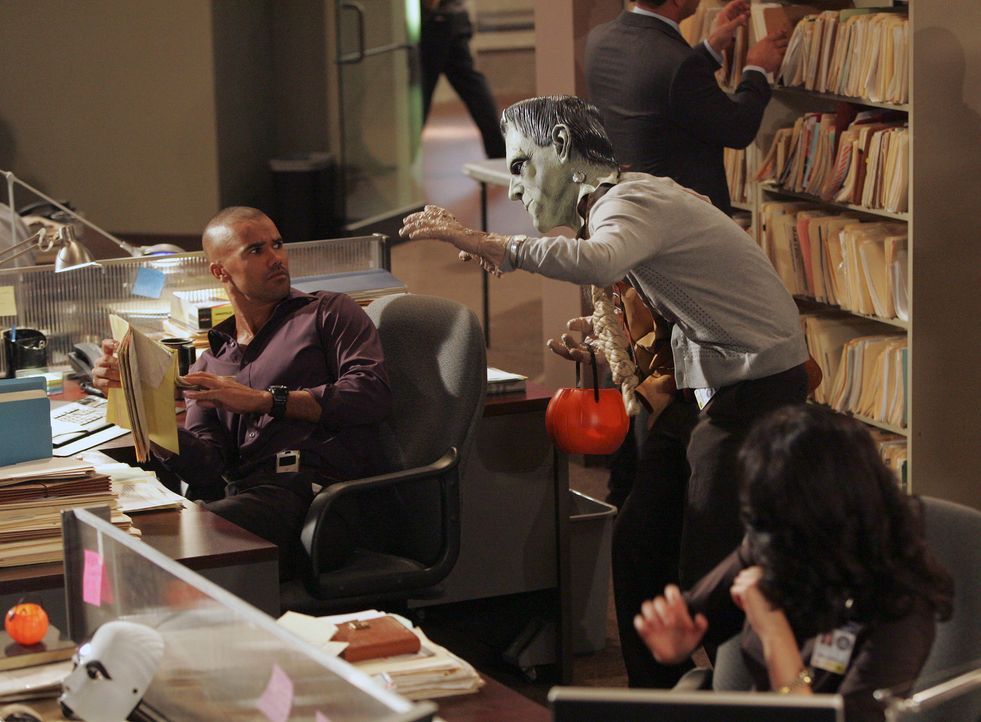 Halloween: Spencer Reid (Matthew Gray Gubler, stehend r.) erlaubt sich einen Spaß, von dem Morgan (Shemar Moore, l.) nicht sehr begeistert ist ... - Bildquelle: Touchstone Television