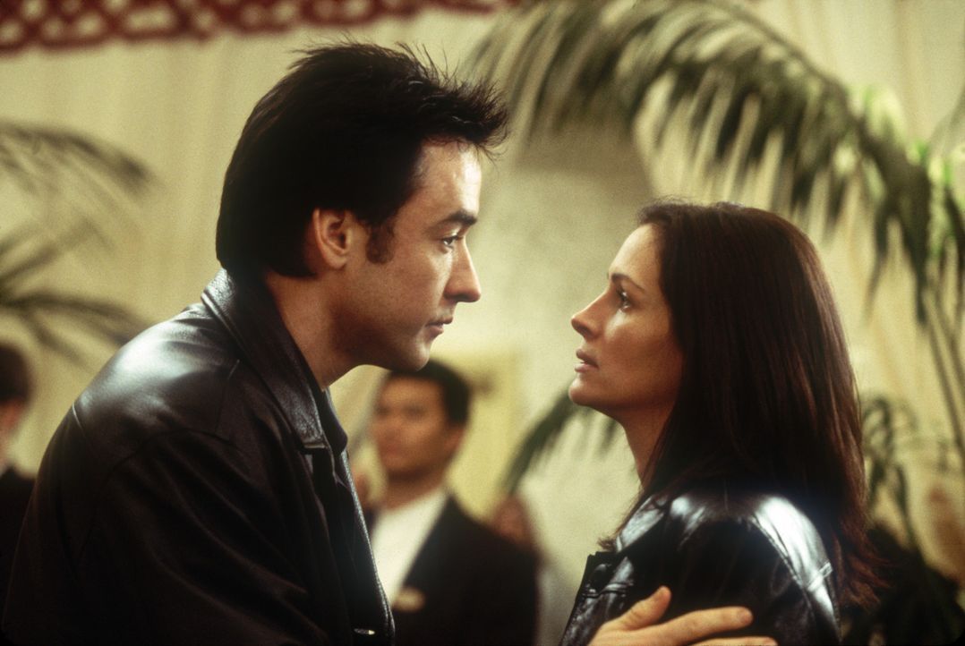 Zwischen Kiki (Julia Roberts, r.) und Eddie (John Cusack, l.) entwickelt sich ganz allmählich eine romantische Beziehung ... - Bildquelle: 2004 Senator Film, alle Rechte vorbehalten.