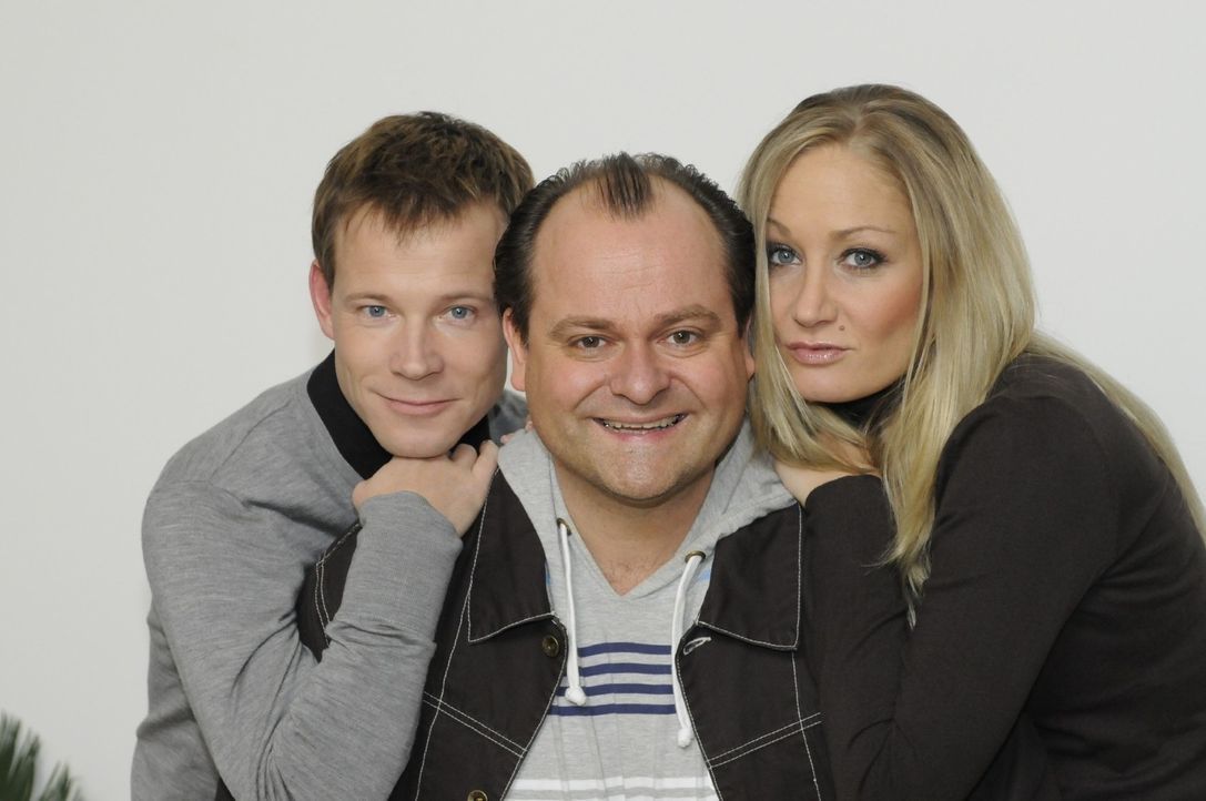Mathias (Mathias Schlung, l.), Markus (Markus Majowski; M.) und Janine (Janine Kunze, r.) haben gemeinsam viel Spaß in der COMEDY WG. - Bildquelle: Sat.1