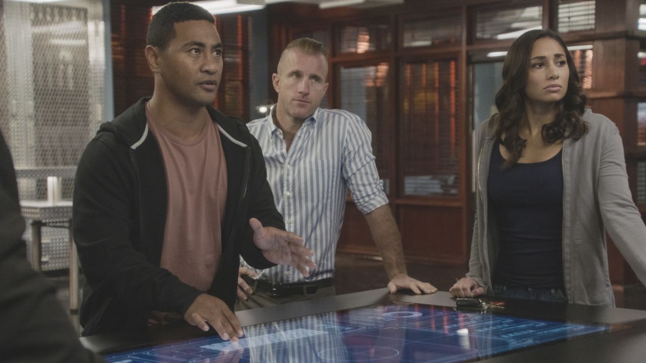 (v.l.n.r.) Junior Reigns (Beulah Koale); Danny Williams (Scott Caan); Tani Rey (Meaghan Rath) - Bildquelle: 2019 CBS Broadcasting, Inc. All Rights Reserved.