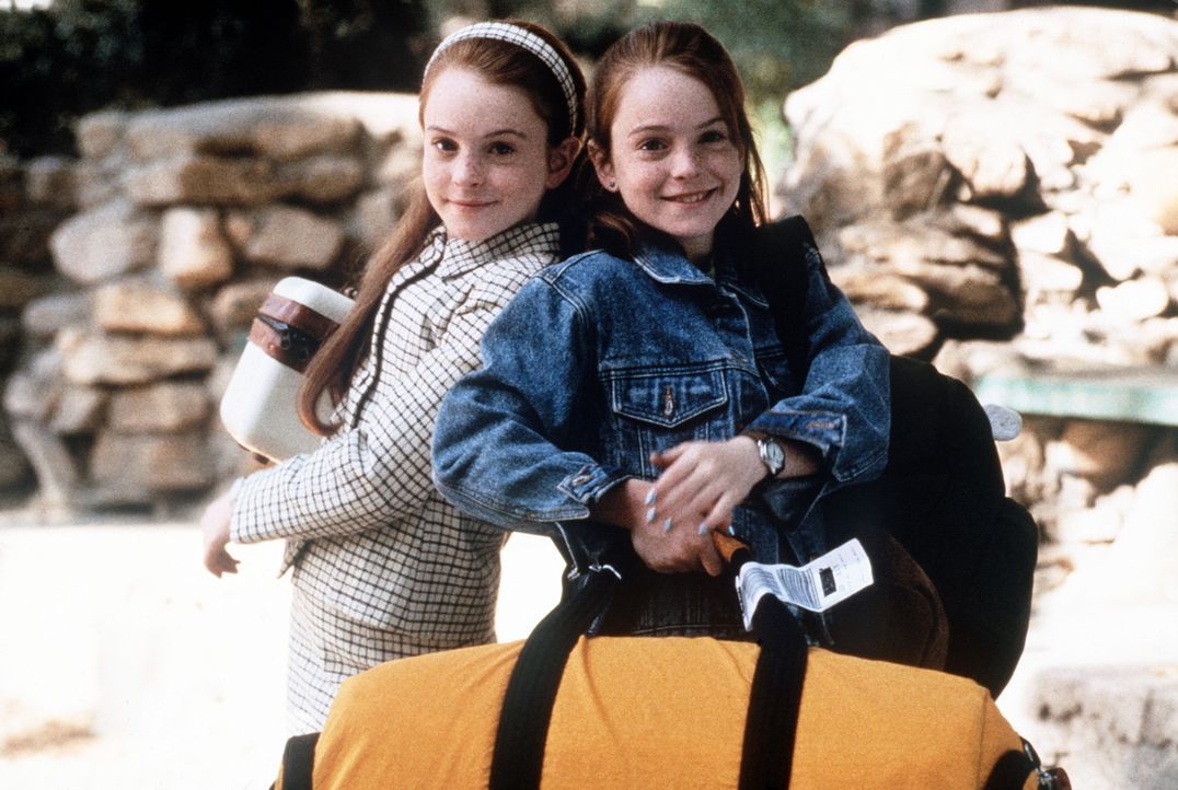 Hallie (Lindsay Lohan, l.) und Annie (Lindsay Lohan, r.), die einander wie ein Ei dem anderen gleichen, lernen sich als Elfjährige während eines F... - Bildquelle: Buena Vista International