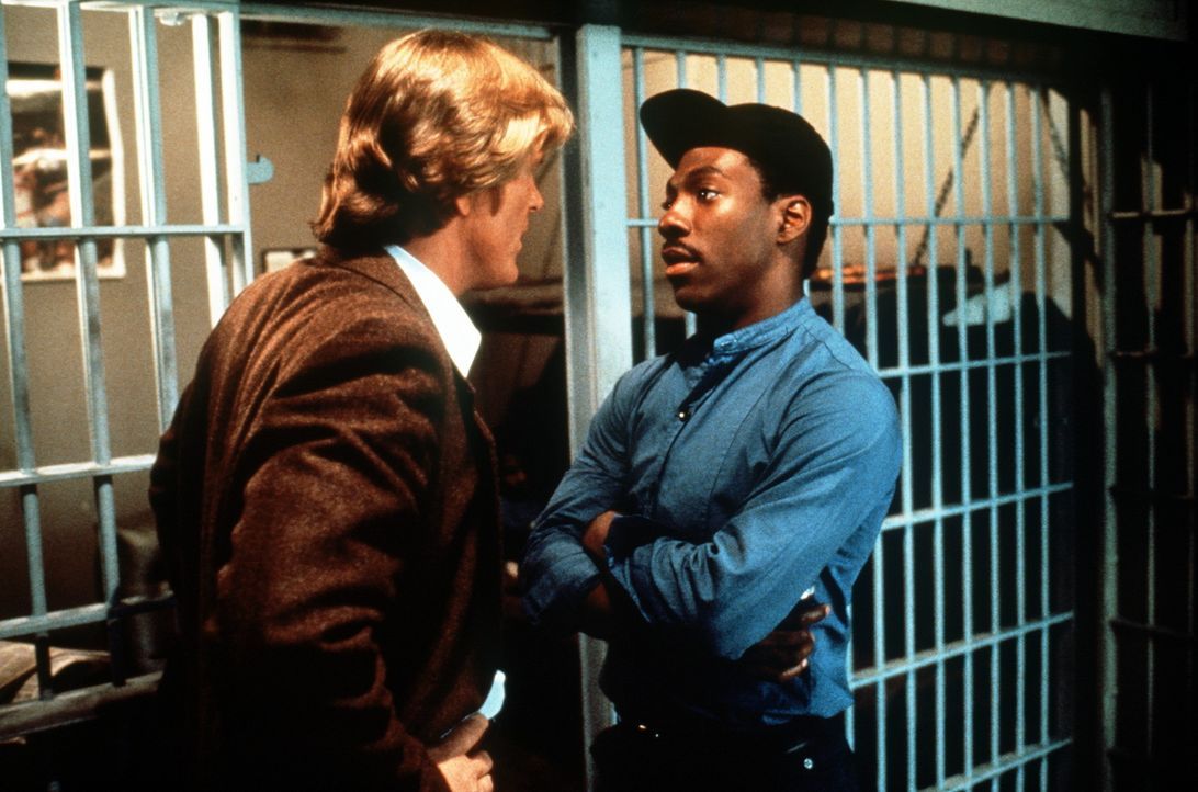 Der raubeinige Cop Jack Cates (Nick Nolte, l.) will den ausgeflippten Reggie (Eddie Murphy, r.) aus dem Knast holen, doch der ist zunächst gar nich... - Bildquelle: Paramount Pictures