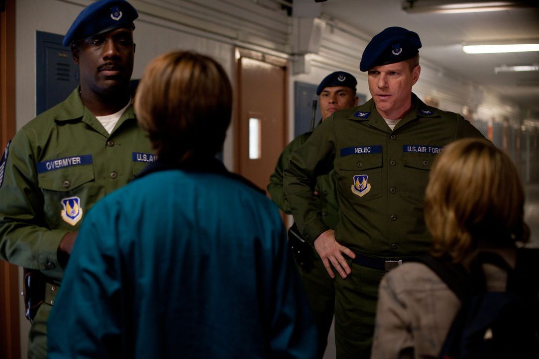Machen eine gesamte Kleinstadt zu ihrem Schlachtfeld: Nur Oberst Nelec (Noah Emmerich, r.) und sein Adjutant Overmyer (Richard T. Jones, l.) wissen... - Bildquelle: PARAMOUNT PICTURES. All Rights Reserved