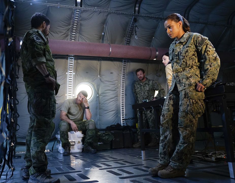 Da sich die Entführer mit ihrer wertvollen Geisel von Brasilien Richtung Paraguay bewegen, braucht das SEAL Team (v.l.n.r.: Neil Brown Jr., David Bo... - Bildquelle: Cliff Lipson Cliff Lipson/CBS  2017 CBS Broadcasting, Inc. All Rights Reserved