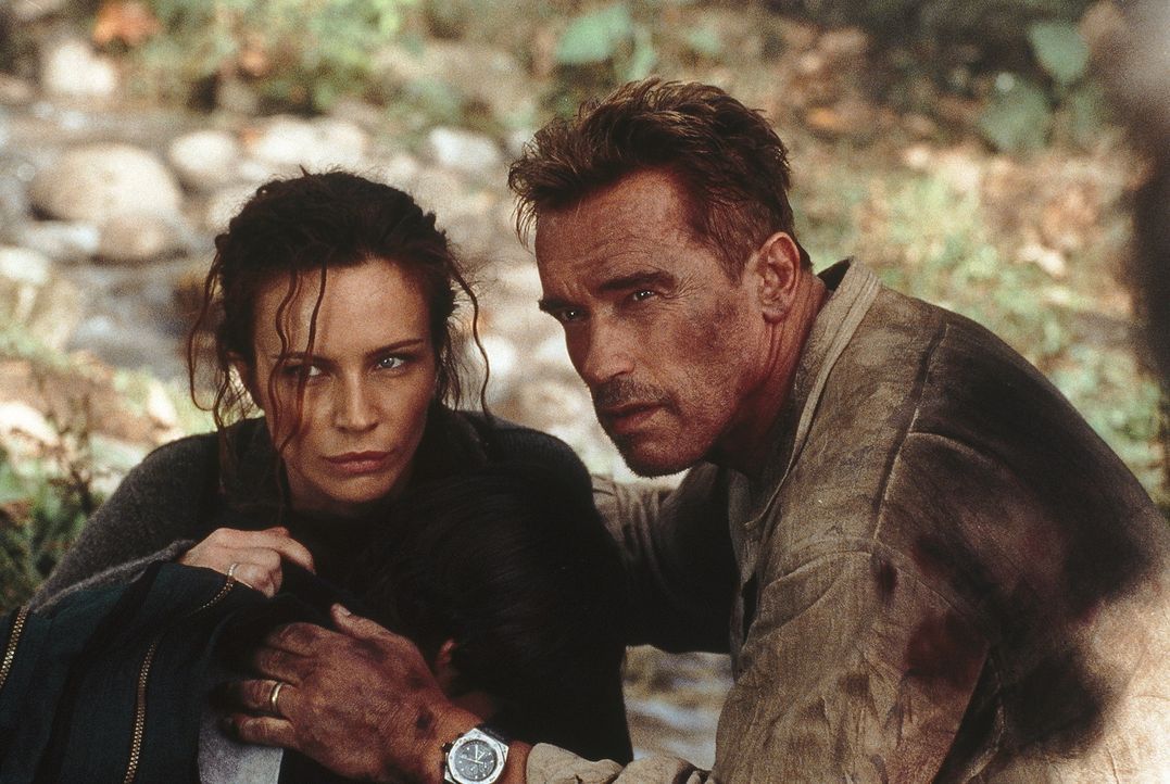 Als Gordon (Arnold Schwarzenegger, r.) und Selena (Francesca Neri, l.) erkennen, dass die Terroristen Washington dem Erdboden gleich machen wollen,... - Bildquelle: Warner Bros.