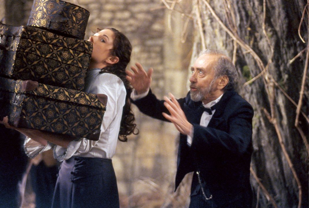 Der Kastellan (Hans Clarin, r.) und Konstanzia (Ellenie Salvo González, l.) müssen das Gepäck der zickigen Gräfin Leonora ins Schloss verfrachte... - Bildquelle: Constantin Film