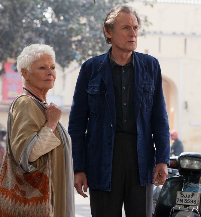 Während die 79-jährige Evelyn (Judi Dench, l.) ein überaus interessantes Jobangebot erhält, bekommt Douglas (Bill Nighy, r.) Besuch von seiner Ehefr... - Bildquelle: Laurie Sparham 2015 Twentieth Century Fox Film Corporation.  All rights reserved.