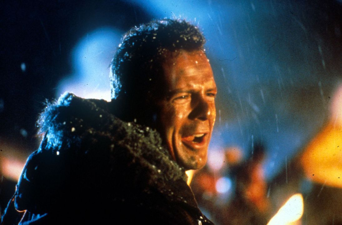 Polizist John McClane (Bruce Willis) entdeckt die Terroristen als erster. Da ihm niemand Glauben schenken will, muss er selbst aktiv werden ... - Bildquelle: 20th Century Fox