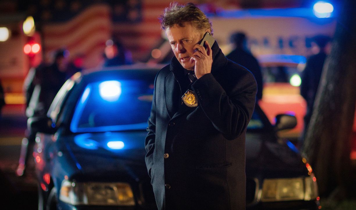 Kann Gregsons (Aidan Quinn) Kollegin Holmes dazu überreden den perfekten Raubüberfall zu planen, um das Lager einer schwerbewaffneten Bikergang hoch... - Bildquelle: Michael Parmelee 2015 CBS Broadcasting Inc. All Rights Reserved.