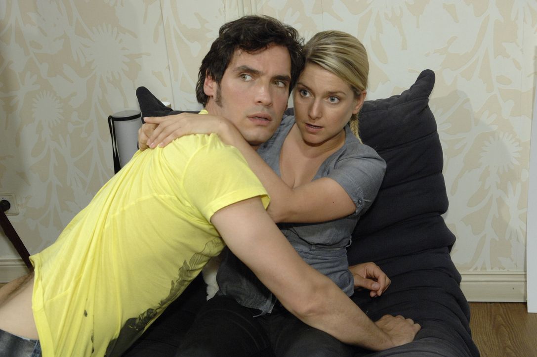 Alexander (Paul T. Grasshoff, l.) und Anna (Jeanette Biedermann, r.) geraten in eine äußerst peinliche Situation ... - Bildquelle: Sat.1