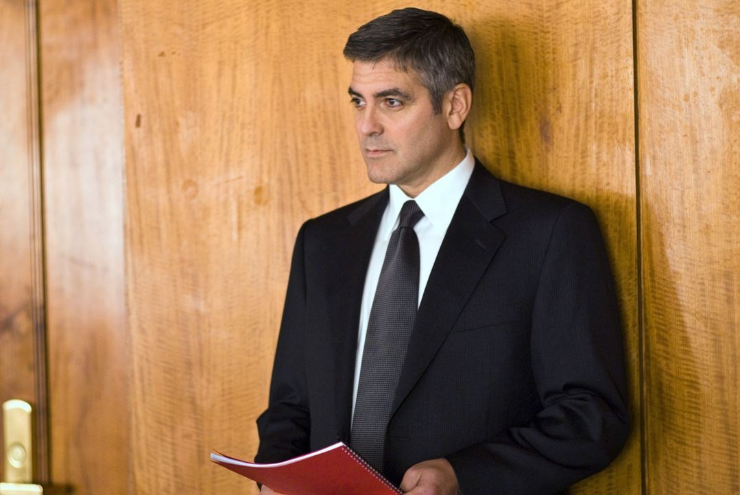Je mehr Michael (George Clooney) ermittelt, desto wahrscheinlicher wird auch die Annahme, dass Arthur Edens' Anschuldigungen wahr sind ... - Bildquelle: Constantin Film Verleih GmbH