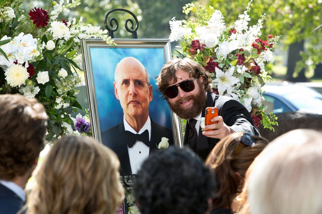 Auch auf der Beerdigung seines Vater ist Alan (Zach Galifianakis, l.) nur schwer zu bremsen ... - Bildquelle: 2013 Warner Brothers