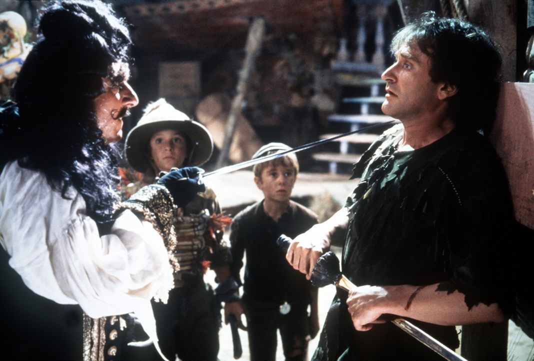 Captain Hook (Dustin Hoffman, l.) will endlich seinen lang gehegten Rachedurst löschen und lockt deshalb seinen Widersacher Peter Pan (Robin Willia... - Bildquelle: Copyright   1991 TriStar Pictures, Inc. All Rights Reserved.