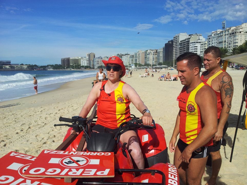 Gabi (l.) aus Thüringen tauscht ihren gemütlichen Job gegen zehn Tage militärischen Drill am bekanntesten Strand der Welt: der Copacabana ... - Bildquelle: kabel eins