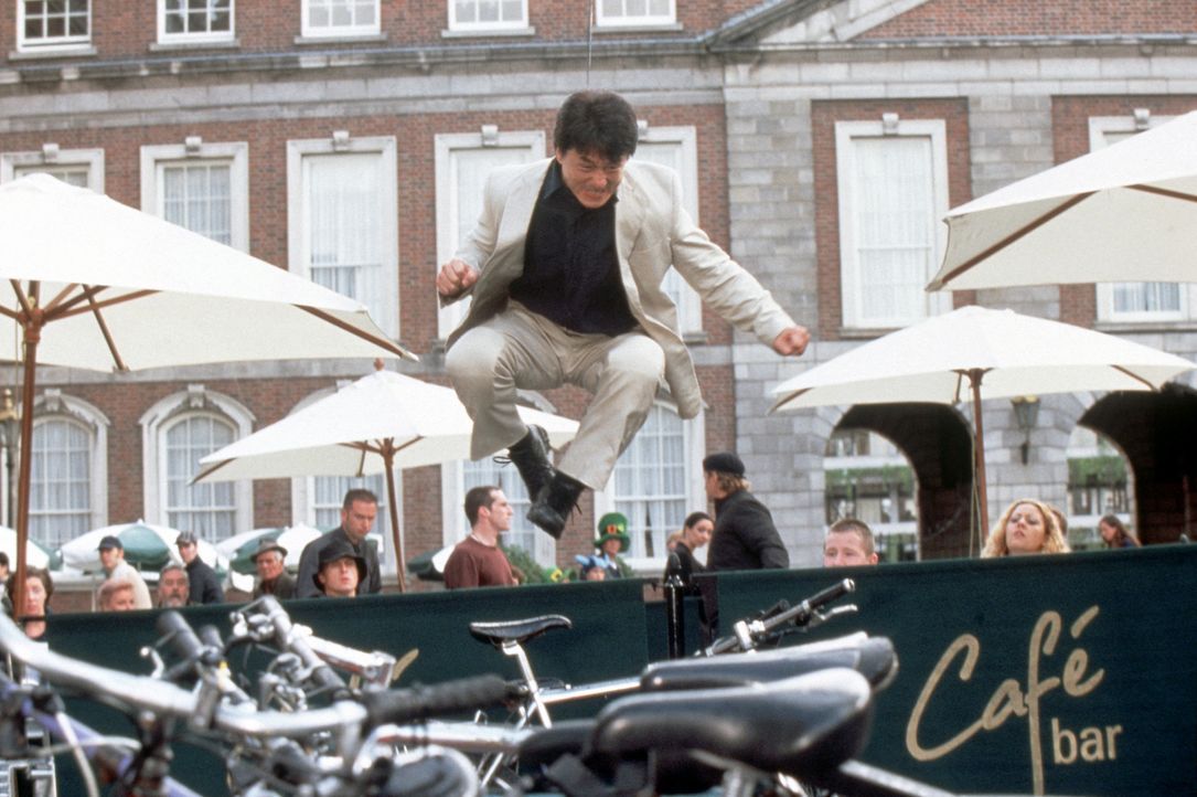 Unglaubliche Dinge geschehen: Mit Hilfe eines Medaillons erwacht Eddie Yang (Jackie Chan) nach einem tödlichen Unfall als unsterblicher Superheld! - Bildquelle: 2004 Sony Pictures Television International. All Rights Reserved.