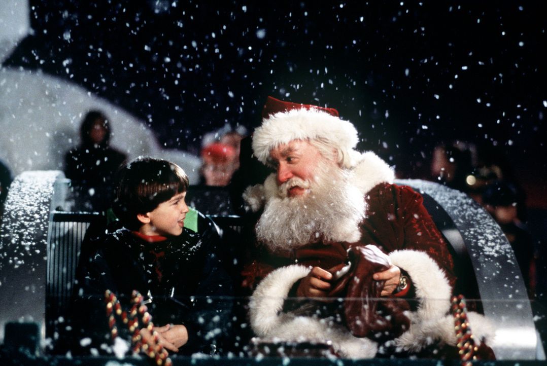 Als der Weihnachtsmann tot vom Dach fällt, kann Charlie (Eric Lloyd, l.) seinen Vater Scott (Tim Allen, r.) überreden, als Santa Claus tätig zu w... - Bildquelle: Buena Vista Pictures