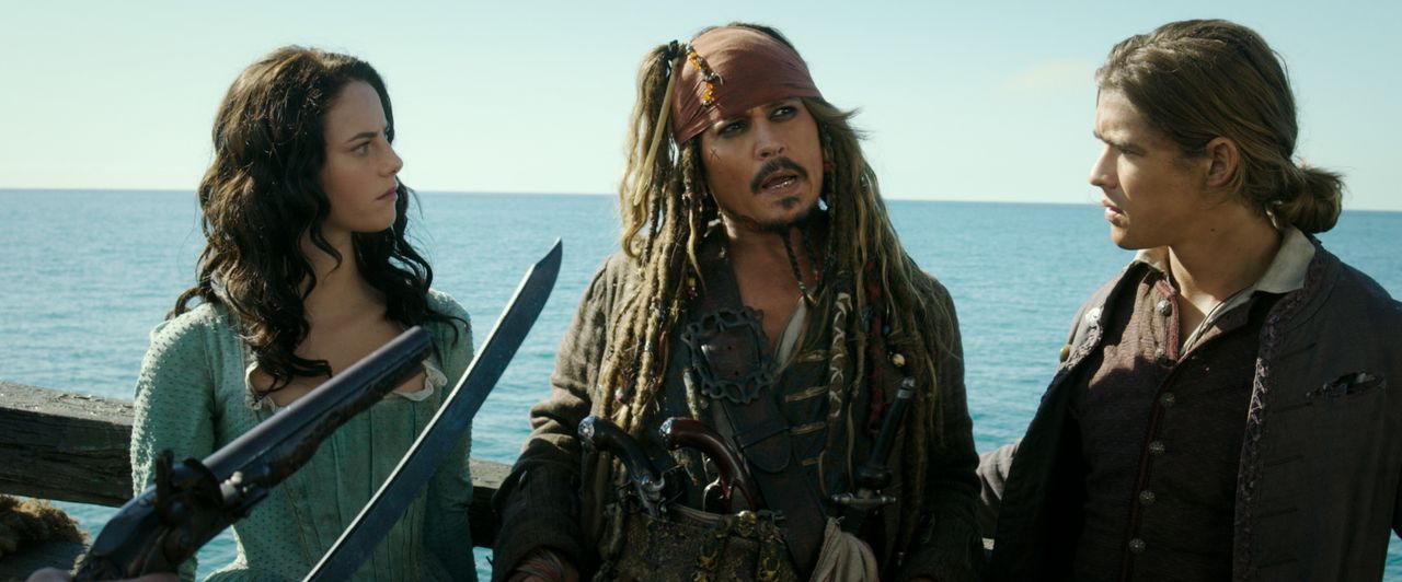 (v.l.n.r.) Carina Smyth (Kaya Scodelario); Captain Jack Sparrow (Johnny Depp); Henry Turner (Brenton Thwaites) - Bildquelle: Disney Enterprises, Inc. All Rights Reserved.