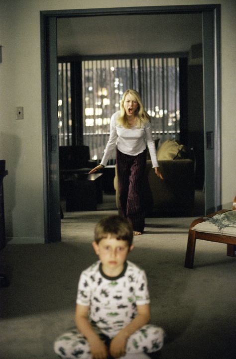 Fassungslos muss Rachel (Naomi Watts, hinten) mit ansehen, dass ihr Sohn Aidan (David Dorfman, vorne) die todbringende Videokassette anschaut. Jetzt... - Bildquelle: TM &   2002 Dreamworks LLC. All Rights Reserved