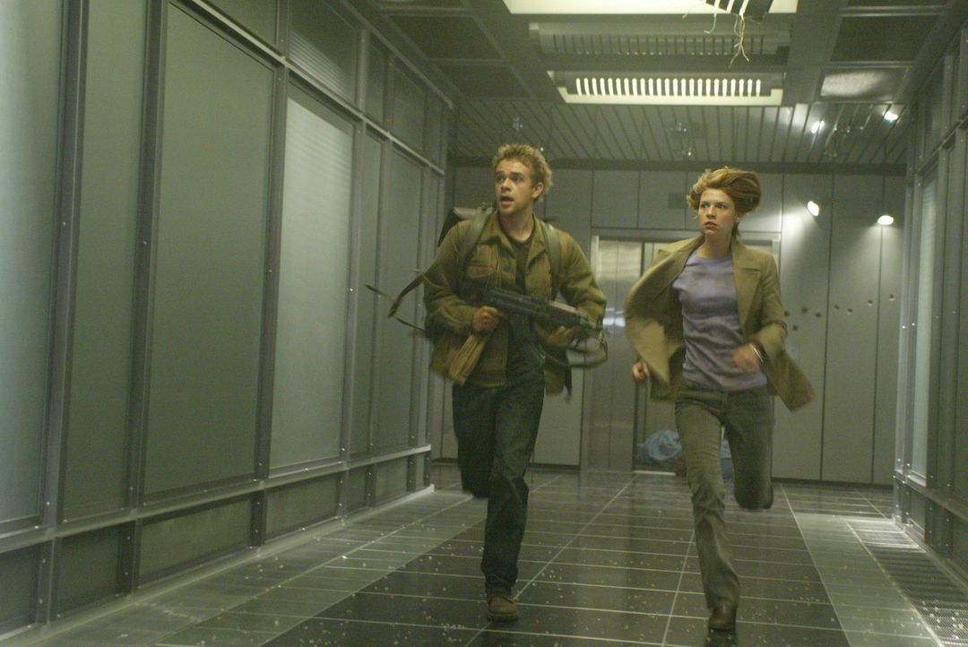 Für John (Nick Stahl, l.), Kate (Claire Danes, r.) und T-800 beginnt ein Wettlauf gegen die Zeit, mit der erbarmungslosen T-X im Nacken ... - Bildquelle: 2004 Sony Pictures Television International. All Rights Reserved.