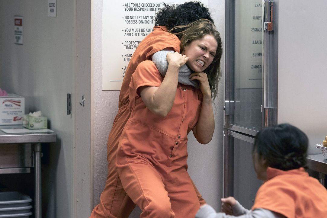 Im Gefängnis geht es gnadenlos zu. Vor allem Insassin Devon Penberthy (Ronda Rousey) eckt gerne an. Aber sie weiß auch, wie man kämpft ... - Bildquelle: 2016 Warner Brothers