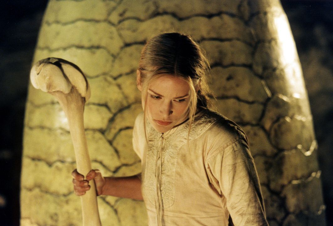 Zur Überraschung ihrer Retter ist die temperamentvolle Prinzessin (Piper Perabo) bereit, dass riesengroße Drachenei mit ihrem Leben zu verteidigen... - Bildquelle: ApolloMedia