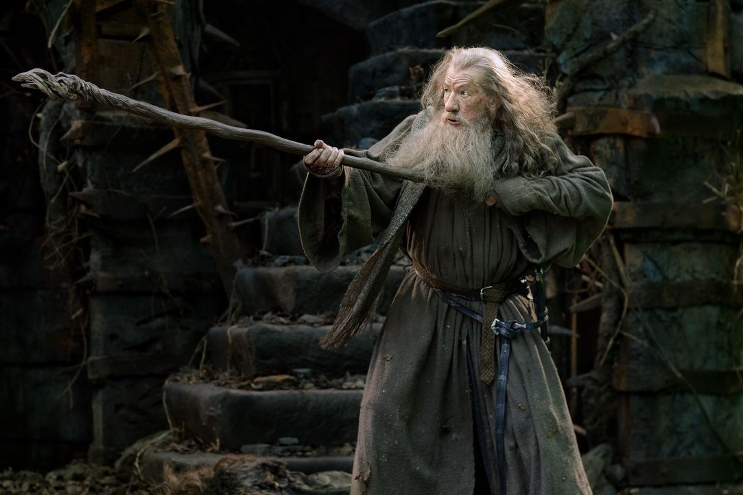 Er wollte Bilbo und seinen Begleitern beim Kampf mit Smaug beistehen, doch dann wird Gandalf (Ian McKellen) mit einem alten Widersacher konfrontiert... - Bildquelle: 2013 METRO-GOLDWYN-MAYER PICTURES INC. and WARNER BROS. ENTERTAINMENT INC.