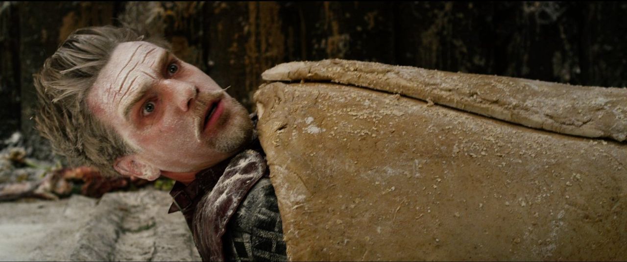Jetzt wird's brenzlig! Elmont (Ewan McGregor) steht kurz davor, als Würstchen im Schlafrock zu enden ... - Bildquelle: Warner Brothers