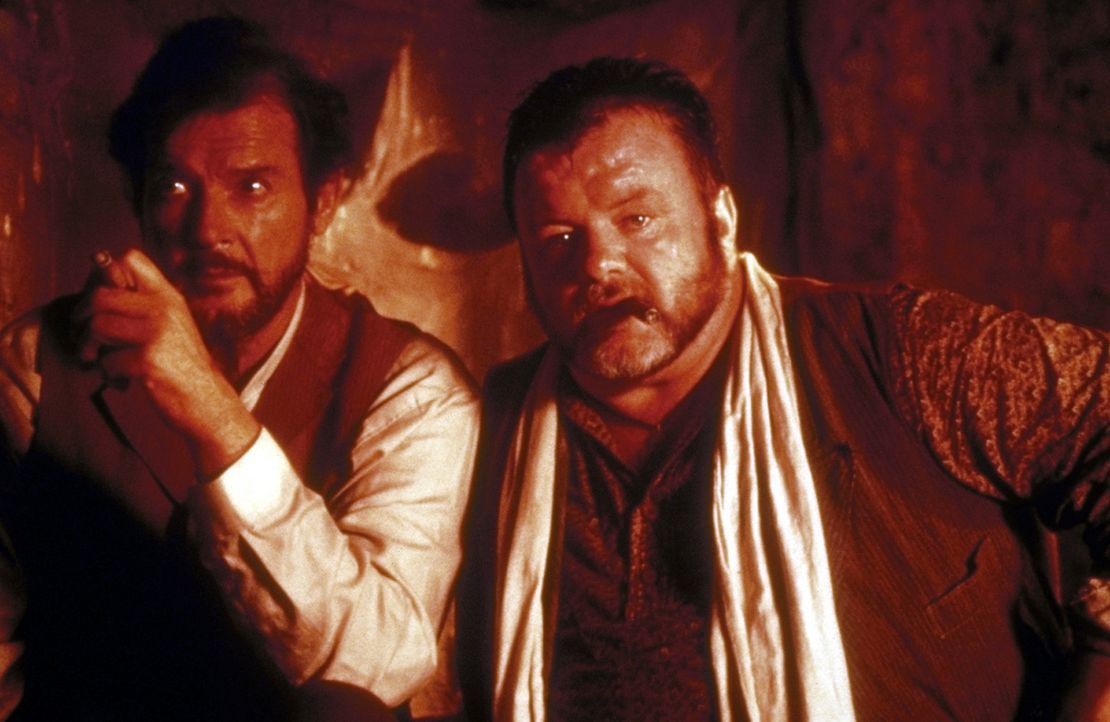 Der Pirat Harry Smith (Jack McGee, r.) würde für seinen risikofreudigen Boss Dobbs (Roger Moore, l.) im Notfall sein Leben riskieren ... - Bildquelle: Universal Pictures