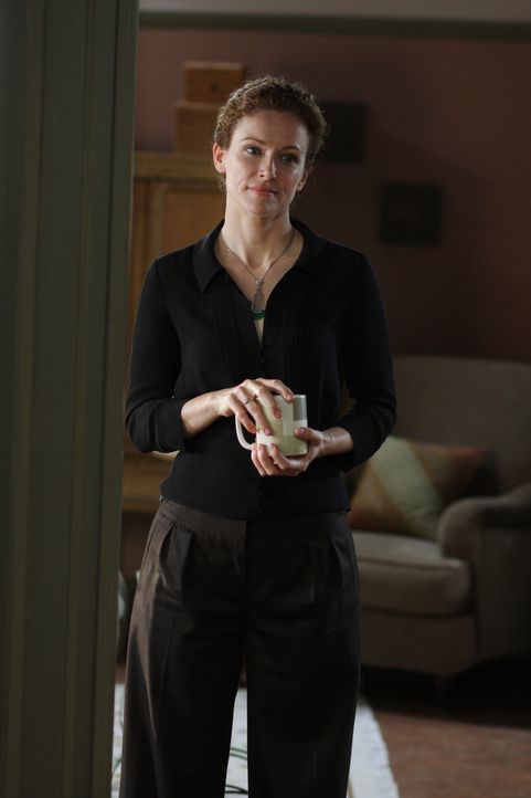 Hat Kristina (Leslie Hope), die Wahrsagerin von Rosemary Tennant, etwas mit deren Tod zu tun? - Bildquelle: Warner Bros. Television