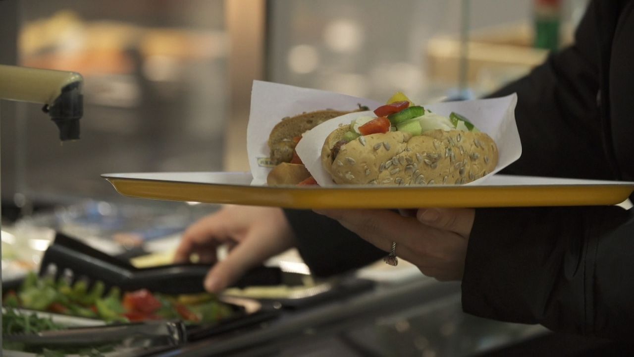 Auch die Gastronomie bei IKEA passt sich den gesellschaftlichen Entwicklungen an: Neben dem altbewähren Köttbullar bietet der Möbelgigant auch Veggi... - Bildquelle: SAT.1