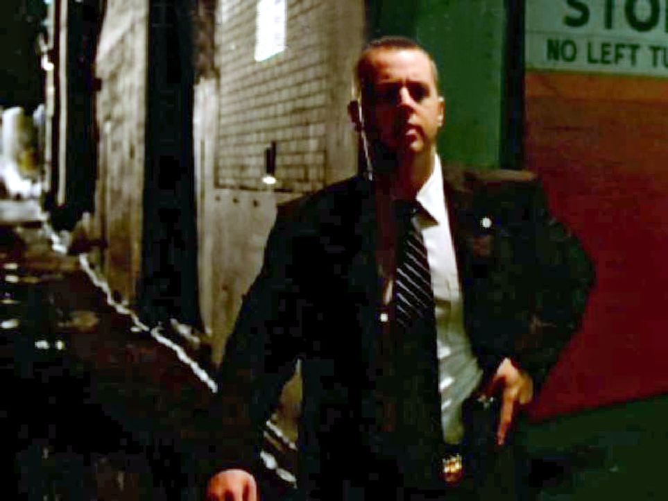 In einer dunklen Seitenstraße fordert McGee (Sean Murray) einen Verdächtigen auf, sich auszuweisen. Als dieser in seine Jackentasche greift, befü... - Bildquelle: CBS Television