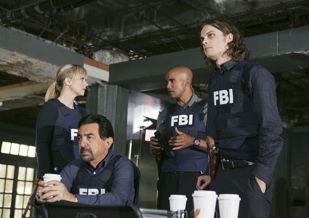 Versuchen alles, um den Reaper zu finden: JJ (AJ Cook, l.), Rossi (Joe Mantegna, 2.v.l.), Morgan (Shemar Moore, 2.v.r.) und Reid (Matthew Gray Guble... - Bildquelle: Touchstone Television