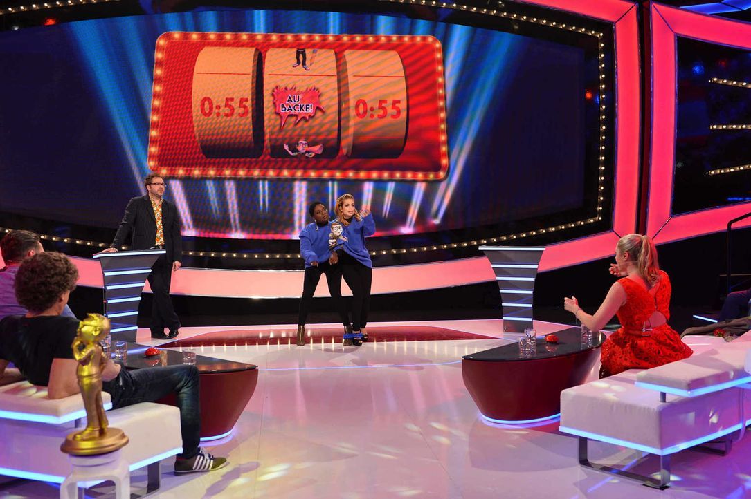 Stefan Mross (l.), Atze Schröder (2.v.l.) und Spielmacher Paul Panzer (3.v.l.) sind gespannt, wie sich das Frauen-Team um Nikeata Thompson (3.v.r.),... - Bildquelle: Willi Weber SAT.1
