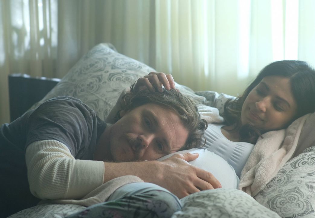 Rückblick in eine glückliche Zeit: Riggs (Clayne Crawford, l.) und Miranda (Floriana Lima, r.) ... - Bildquelle: 2016 Warner Brothers