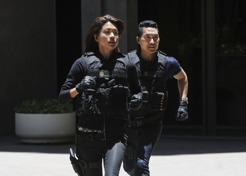 Sind dem Täter dicht auf den Fersen: Kono (Grace Park, l.) und Chin (Daniel Dae Kim, r.) ... - Bildquelle: Norman Shapiro 2016 CBS Broadcasting, Inc. All Rights Reserved