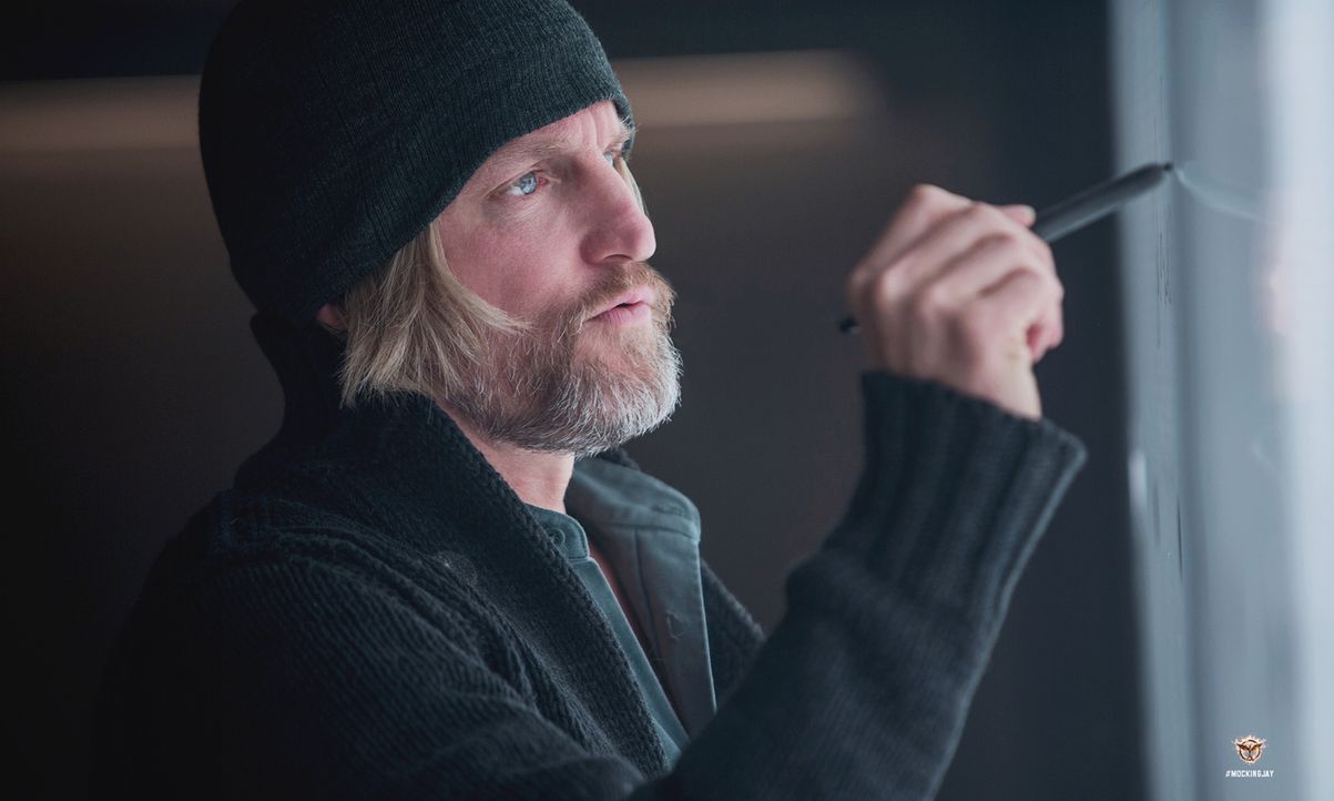 Haymitch (Woody Harrelson), ein ehemaliger Sieger der Hungerspiele, steht seinem Schützling Katniss stets mit Rat und Tat zur Seite ... - Bildquelle: Murray Close TM &   2014 Lions Gate Entertainment Inc. All rights reserved.