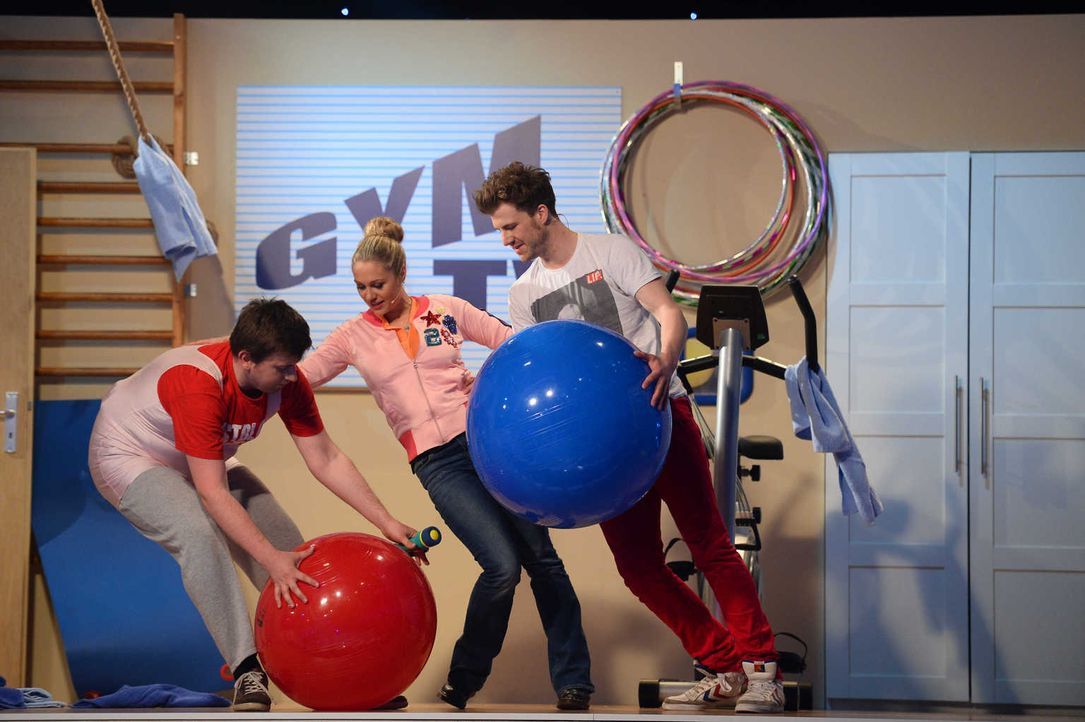 Schnell wird Bastian Bielendorfer (l.), Ruth Moschner (M.) und Luke Mockridge (r.) klar, dass schräg alles viel schwerer ist ... - Bildquelle: Willi Weber SAT.1