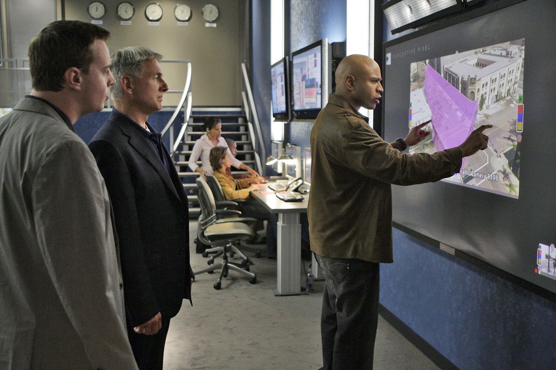 Gemeinsam versuchen sie einen Fall zu lösen: Special Agent Sam Hanna (LL Cool J, r.), Gibbs (Mark Harmon, M) und McGee (Sean Murray, l.) ... - Bildquelle: CBS Television